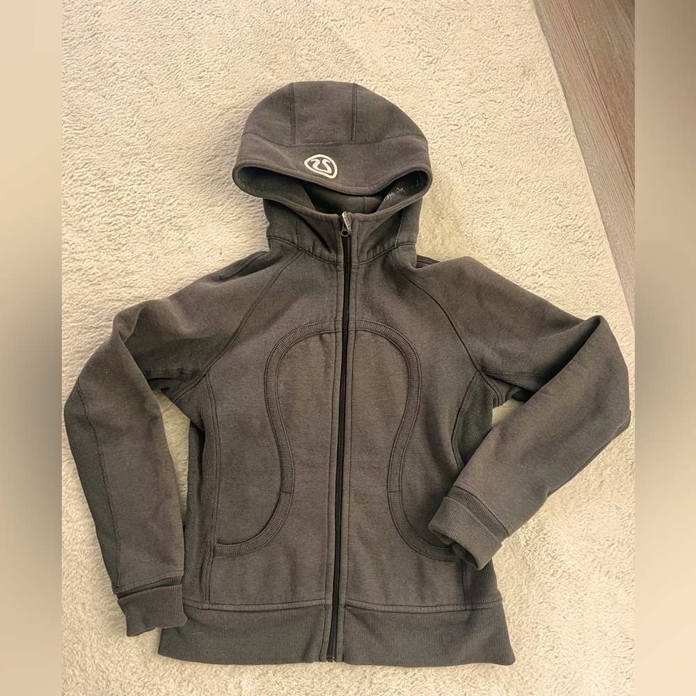 Vintage gray lululemon scuba hoodie
very good used condition size 10